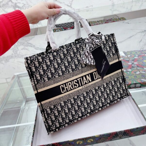 CD Black Embroidery Book Tote (With Box)