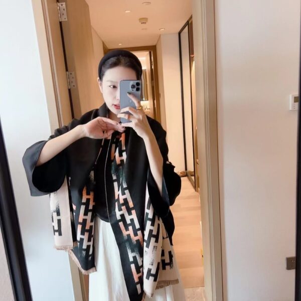 Hermes Wollen Black Colour Stole (With Box)
