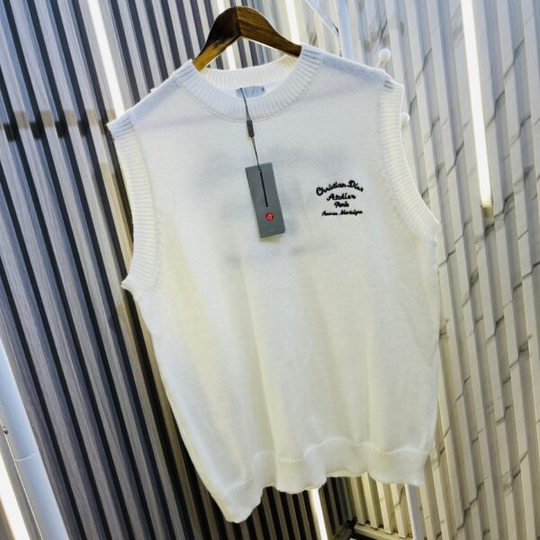 CD  White Sleeveless Warm Sweater